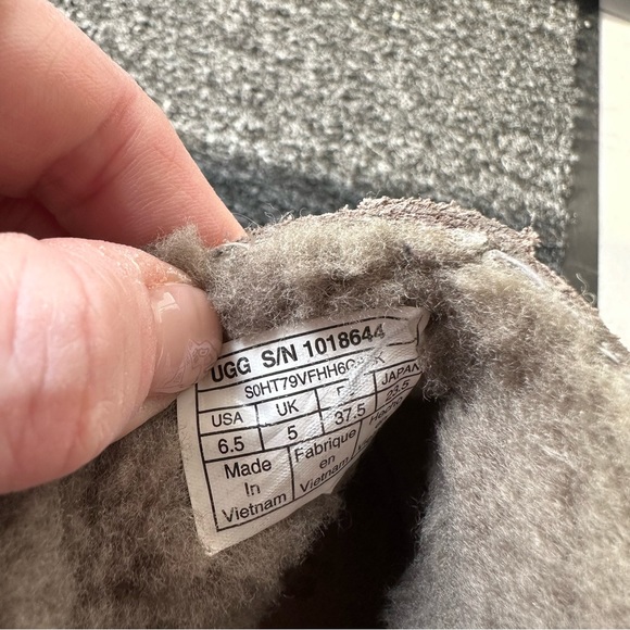 UGG Kasen Boots - Picture 5 of 6